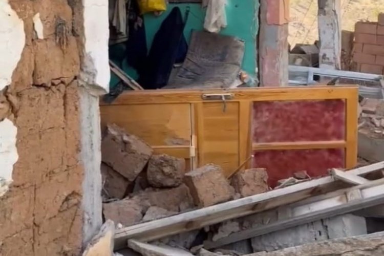 Depremde &ccedil;&ouml;ken istinat duvarının altında kalan 1 kişi yaralandı