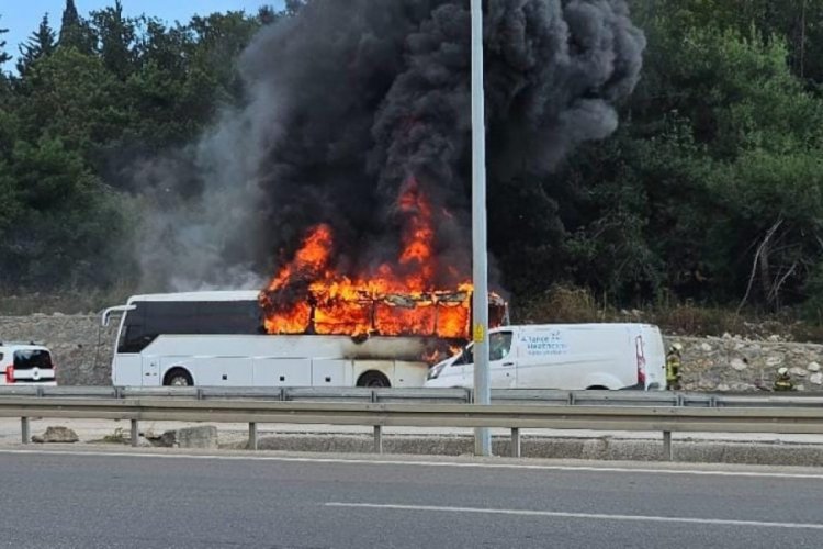 Bursa'da servis otobüsü alev topuna döndü&nbsp; 