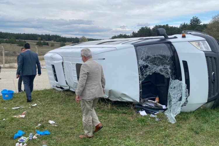 &Ouml;ğrencileri taşıyan servis tırla &ccedil;arpıştı: İlk belirlemelere g&ouml;re 13 yaralı