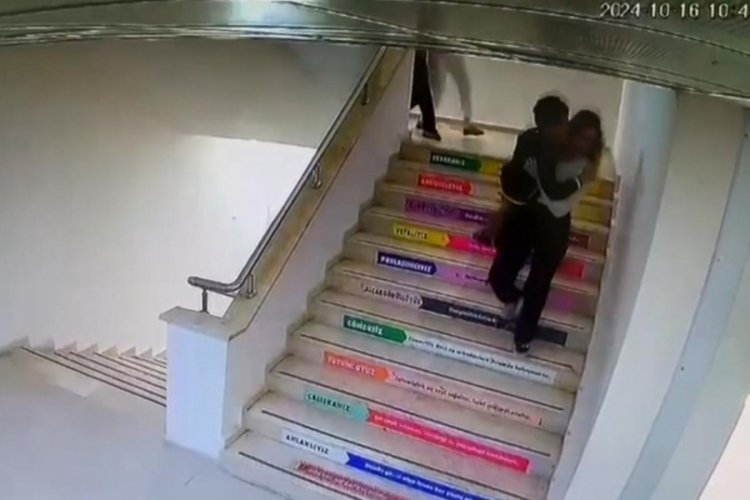 Depremde panikleyen &ouml;ğrenciyi kucaklayarak dışarı &ccedil;ıkardı