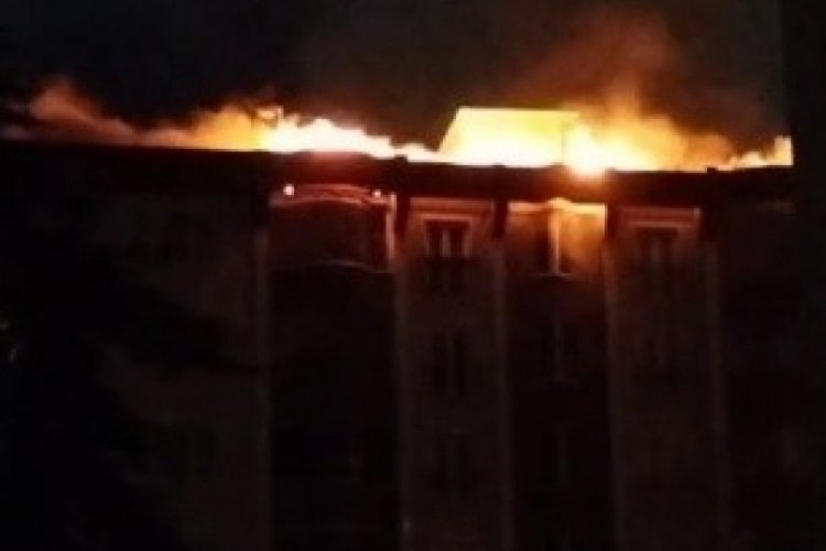 İstanbul'da korkutan yangın: &Ccedil;atıda &ccedil;ıkan yangın yan binalara sı&ccedil;radı