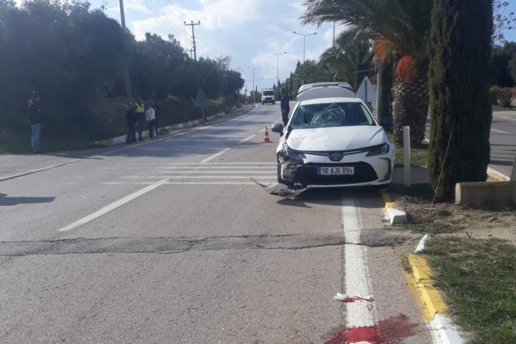 Balıkesir Erdek'te otomobilin &ccedil;arptığı motosiklet s&uuml;r&uuml;c&uuml;s&uuml; hayatını kaybetti