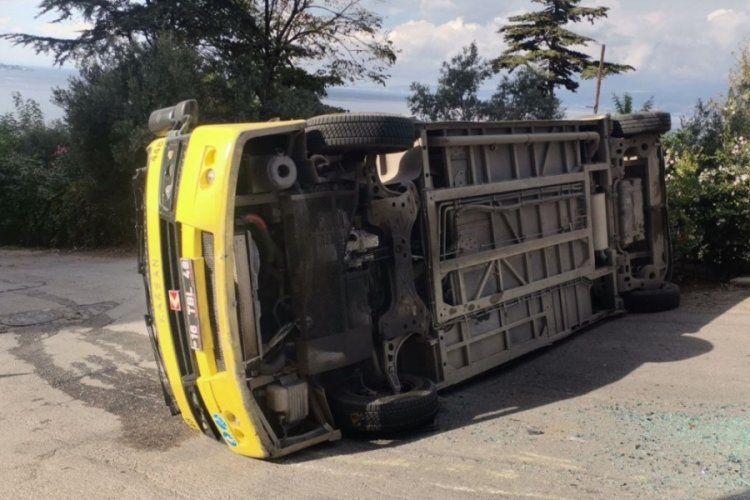 Bursa Mudanya'da toplu taşıma aracı devrildi