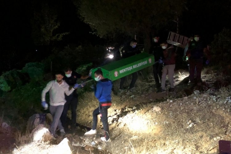 3 yıl &ouml;nce oğlunu kaybetmişti, ağaca asılı halde bulundu