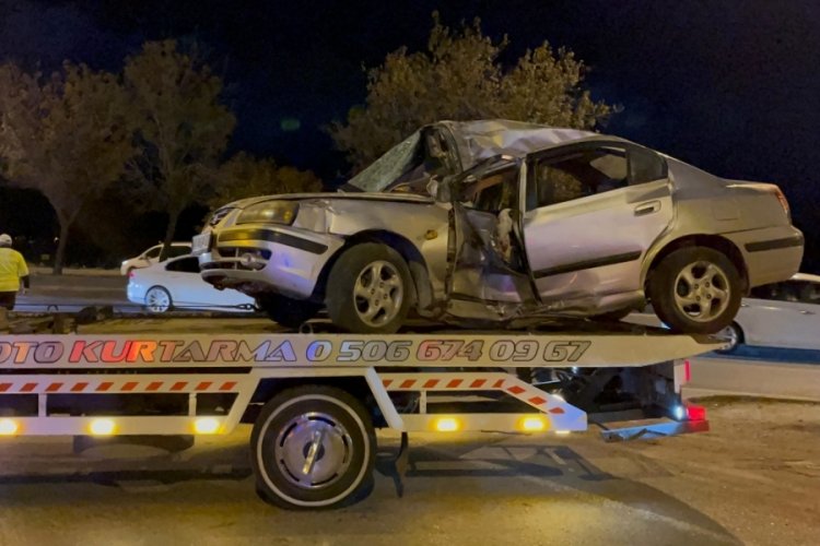 Eskişehir'de feci kaza: İki otomobil &ccedil;arpıştı, 1'i ağır 4 kişi yaralandı