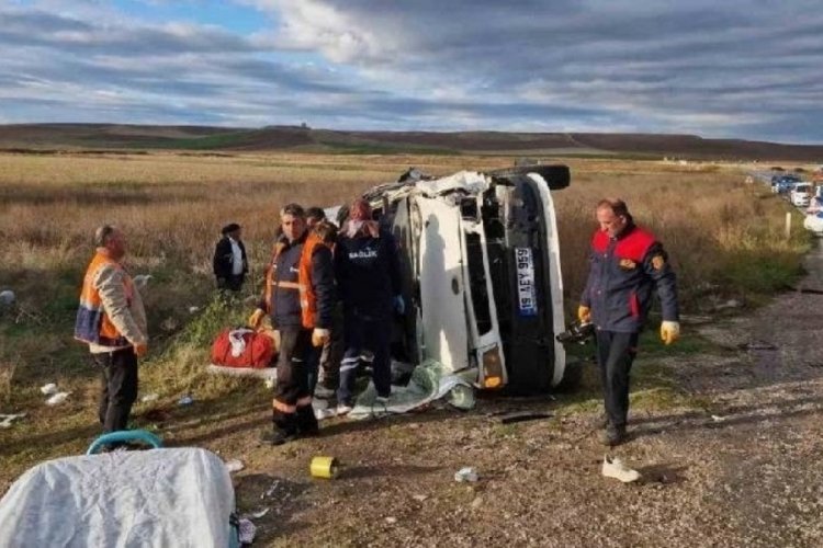 &Ccedil;orum'da feci kaza: Tanker ile iş servisi &ccedil;arpıştı, 1 &ouml;l&uuml;, 17 yaralı