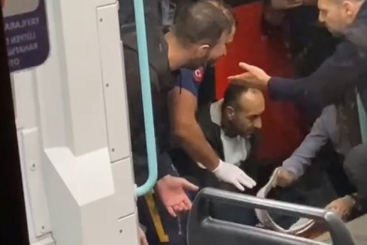 İstanbul'da yolun karşısına ge&ccedil;erken tramvay &ccedil;arptı