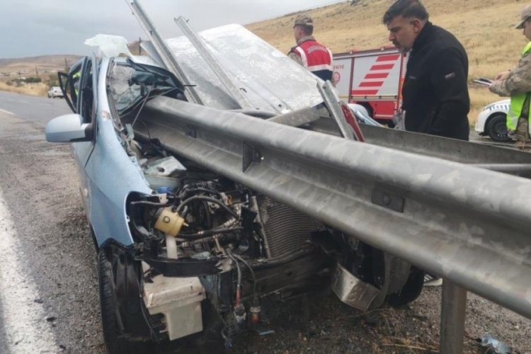 Ara&ccedil; ikiye b&ouml;l&uuml;nd&uuml;! S&uuml;r&uuml;c&uuml; sağ &ccedil;ıktı