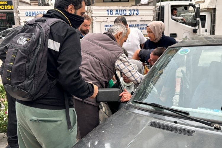 Bursa'da hafif ticari araçla otomobil çarpıştı! 2 yaralı 