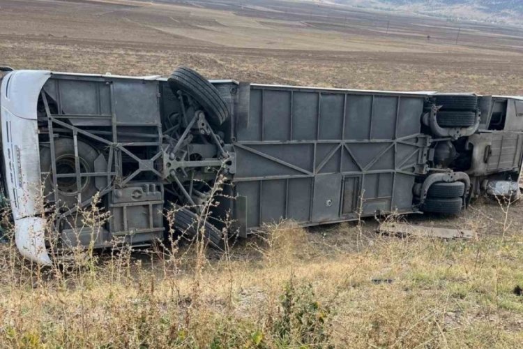 Afyonkarahisar'da tur otob&uuml;s&uuml; devrildi: 22 yaralı