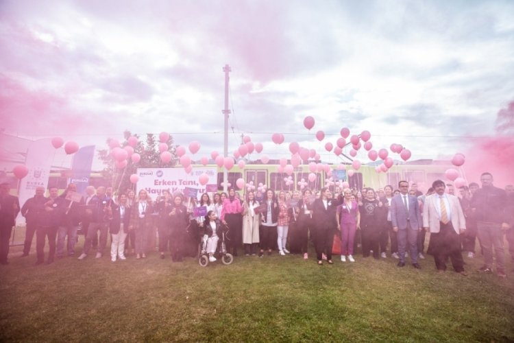 BURULAŞ'ta pembe balonlar gökyüzüne bırakıldı