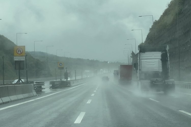 D&uuml;zce'de yoğun sis trafiği etkisi altına aldı