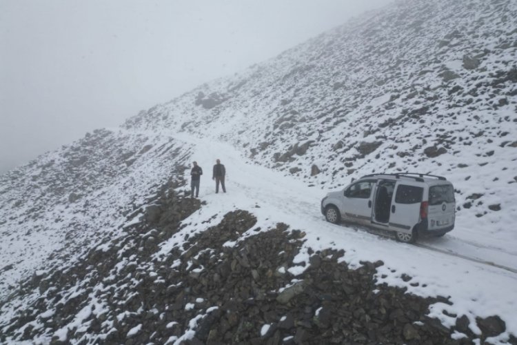 Bayburt'ta yaylalara kar yağdı