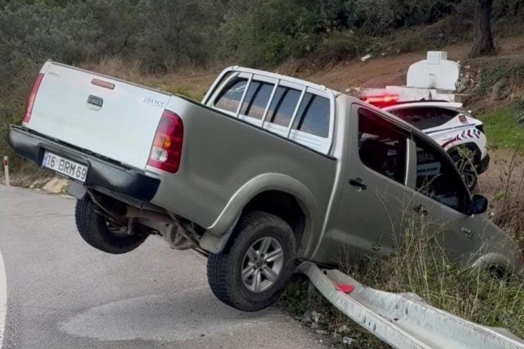 Bursa'da kontrolden çıkan kamyonet bariyerlerde asılı kaldı!