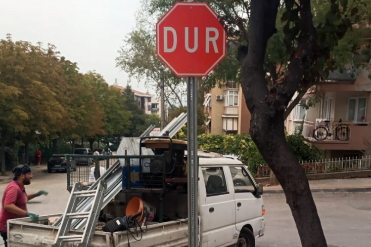 Bursa Osmangazi Belediyesi güvenli ulaşım için trafik levhalarını yeniledi