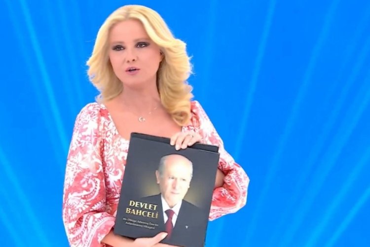 Devlet Bah&ccedil;eli, M&uuml;ge Anlı'ya kitap hediye etti