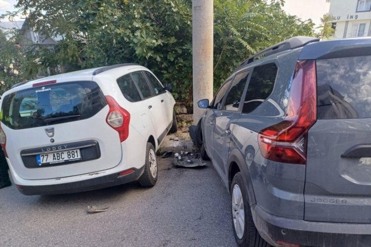 Bursa'da biri direğe, diğeri ağaca çarptı!&nbsp;1 kişi hafif yaralandı