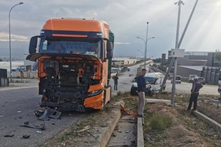 Bursa'da tır ile otomobilin karıştığı feci kaza kamerada