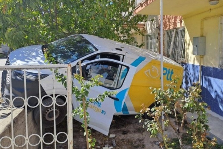 3 otomobile &ccedil;arpıp evin bah&ccedil;esine u&ccedil;tu