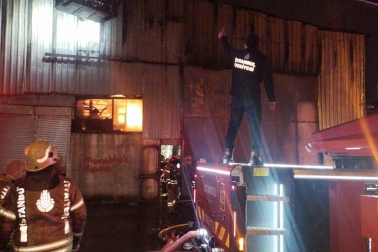 İstanbul'da kimyasal madde deposunda yangın &ccedil;ıktı
