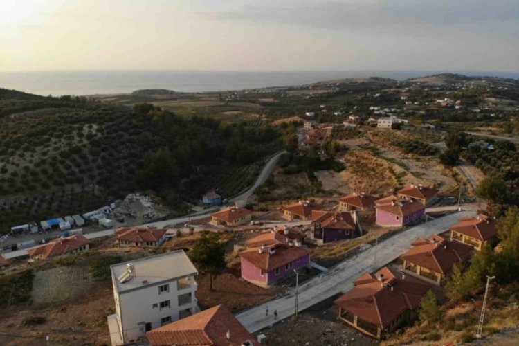 Depremzedelere k&ouml;y evleri teslim edildi