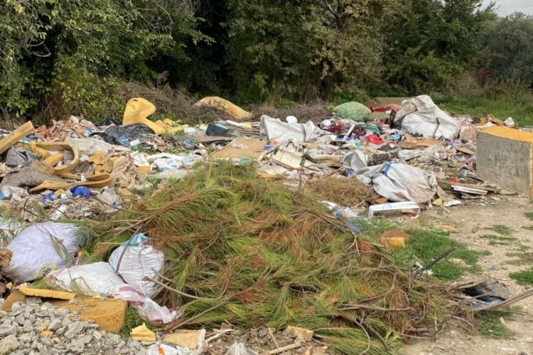 Bursa'da mahalleye giden yol kenarı çöplüğe dönüştü!