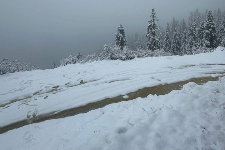 Karab&uuml;k'te kar kalınlığı 20 santimetreyi aştı