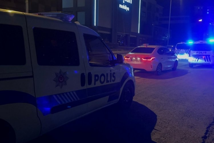 D&uuml;ğ&uuml;n salonunda bı&ccedil;aklı kavga: 4 yaralı