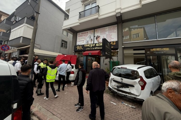 Otomobil g&uuml;zellik merkezine daldı, 2 kişi aracın altında kaldı