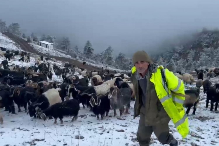 Giresun'da kar yağdı: &Ccedil;obanların d&ouml;n&uuml;ş yolculuğu başladı!
