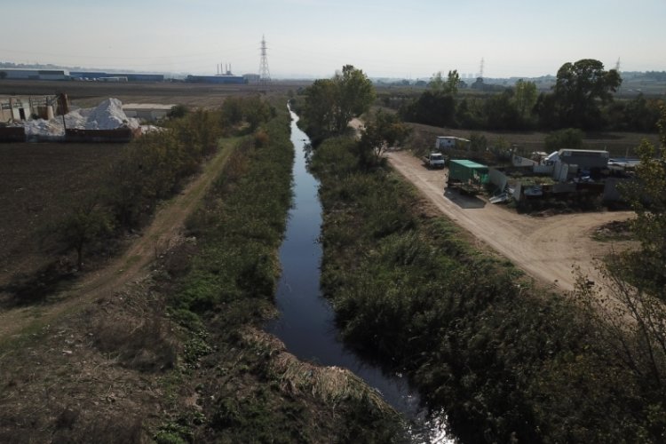 Bursa Ovası'nı besleyen Ayvalı Dere'si kırmızıya büründü