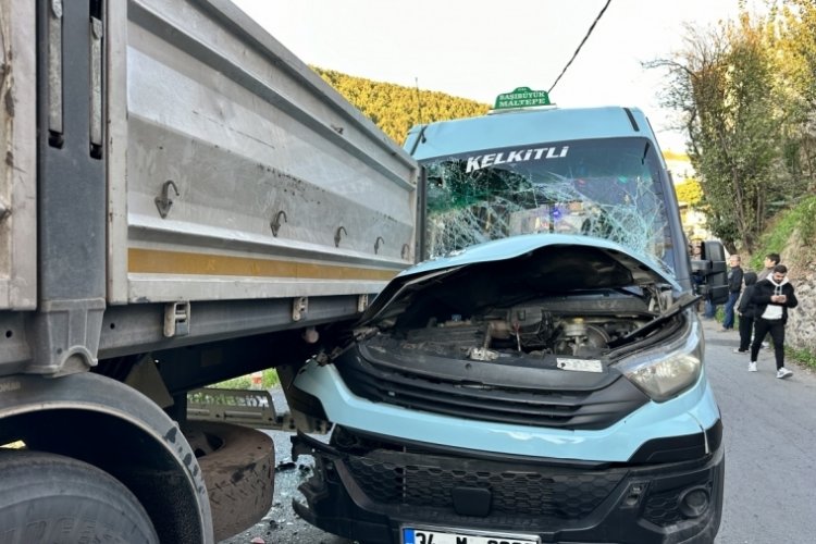 İstanbul'da yolcu minib&uuml;s&uuml; park halindeki tıra &ccedil;arptı: 8 yaralı