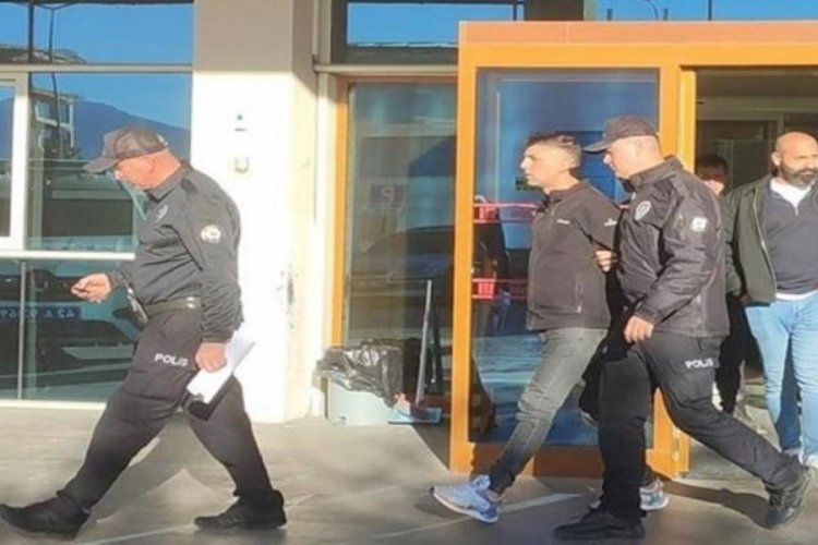 Polis memurunun aracını evinin &ouml;n&uuml;nde kundakladı!