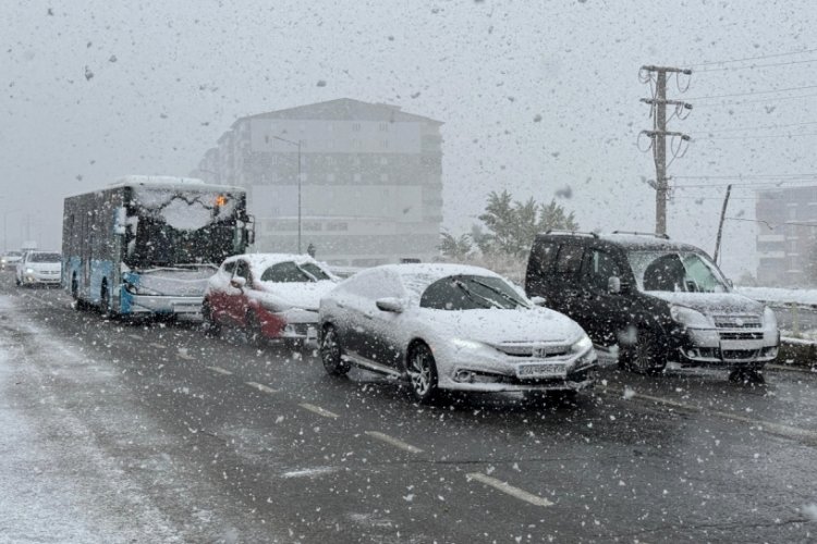 Bitlis'te kar manzarası b&uuml;y&uuml;ledi
