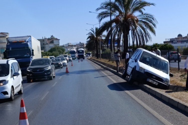 &Ouml;n&uuml;ndeki araca &ccedil;arpmamak i&ccedil;in yağmur suyu tahliye kanalına d&uuml;şt&uuml;