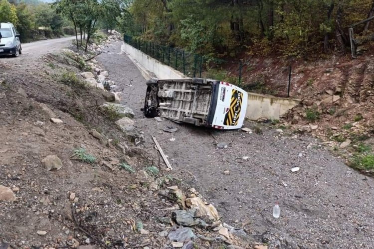 &Ouml;ğrenci servisi devrildi: 9 yaralı