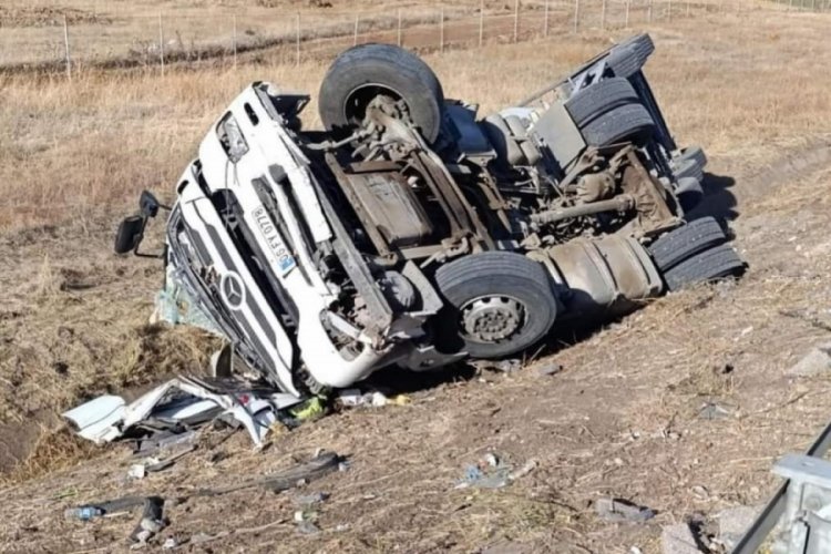 Gaziantep'te tır devrildi: S&uuml;r&uuml;c&uuml; hayatını kaybetti