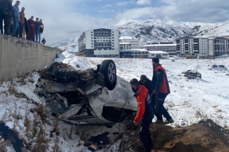 Yayaya &ccedil;arpan otomobil 2 metrelik duvardan d&uuml;şt&uuml;: 1 &ouml;l&uuml;