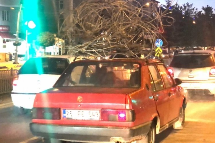 Otomobilin tavanındaki demir y&uuml;k&uuml;yle trafiğe &ccedil;ıktı