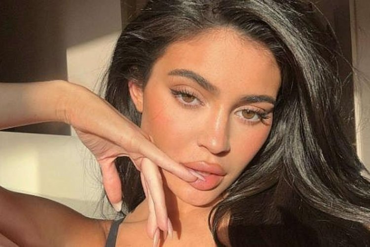 Kylie Jenner'ın göğüs dekolteli paylaşımı yürekleri hoplattı