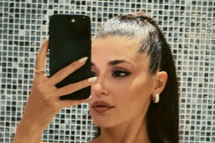 Hande Erçel'in mini elbiseli pozları sosyal medyayı salladı