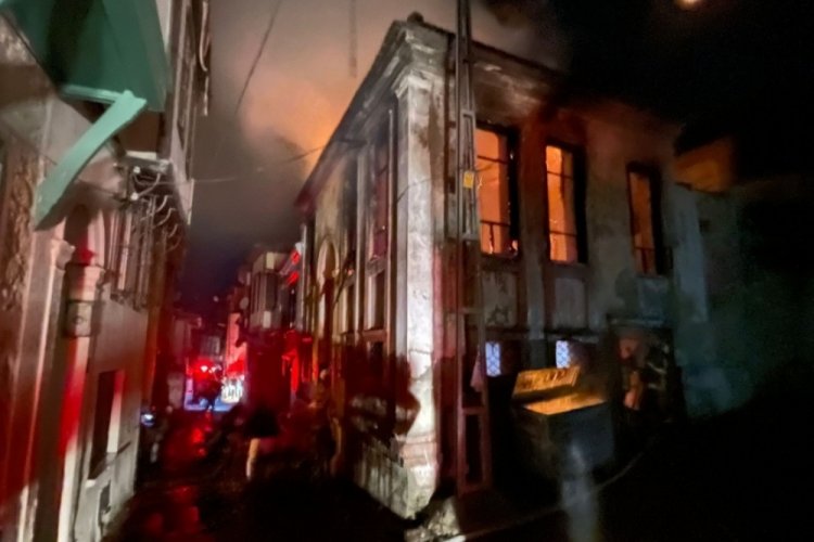 İki metruk evde &ccedil;ıkan yangın mahalleliye korkulu anlar yaşattı
