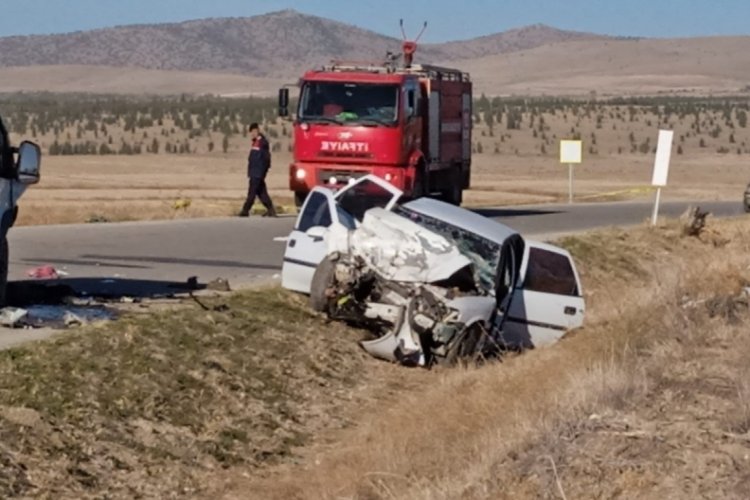 &Ouml;ğrenci almaya giden servis aracı otomobille &ccedil;arpıştı 5 kişi ağır yaralandı