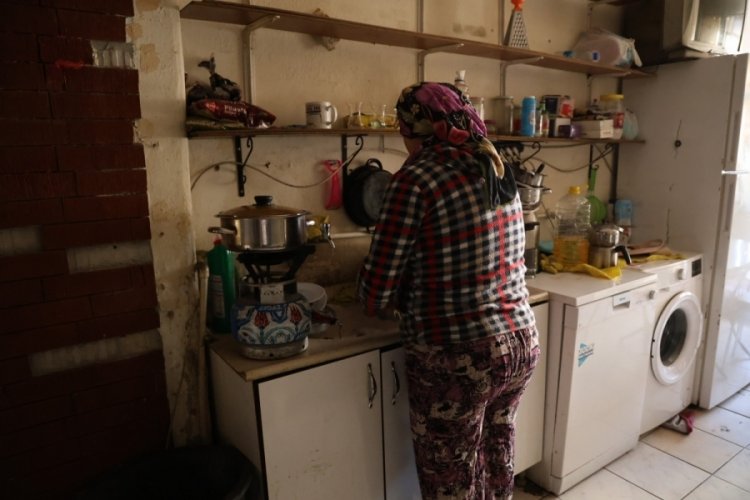 Hasta oğullarının tedavisi i&ccedil;in evlerini kiraya veren aile 1 yıldır d&uuml;kkanda yaşıyor
