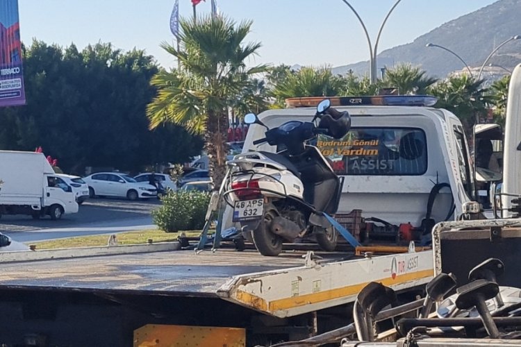 &Ccedil;ılgına d&ouml;nen kadın, polisin motosikletini tekmeleyip devirdi