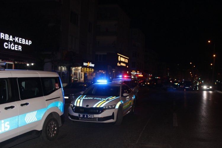 Kayseri'de 3 araca &ccedil;arpan l&uuml;ks otomobil alev aldı: 4 yaralı