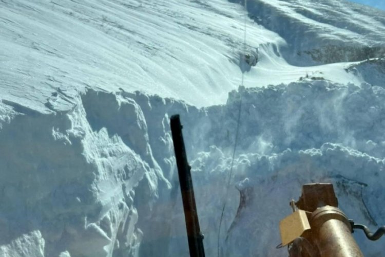 Hakkari'de kar kalınlığı bir metreyi buldu