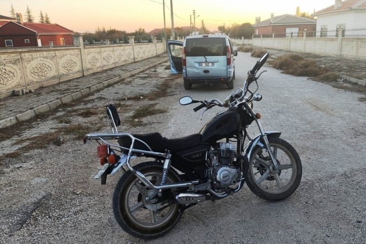Konya'da hafif ticari ara&ccedil;la motosiklet &ccedil;arpıştı: 1 yaralı