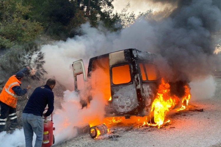 Bilecik'te seyir halindeki minib&uuml;s alevlere teslim oldu