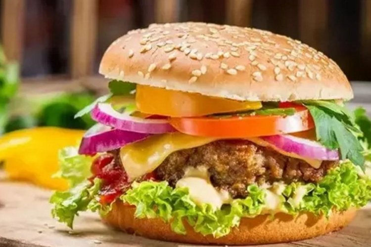 Dünyaca ünlü fast-food zincirlerinde E. Coli paniği sonrası menülerden çıkartılıyor 